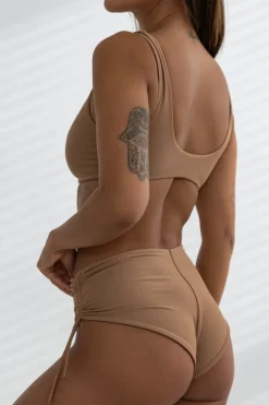 Mare Nude