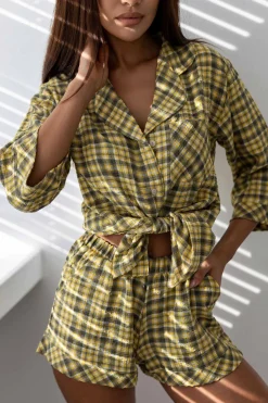 Piżama damska dwuczęściowa rozpinana ze spodenkami amelia żółta