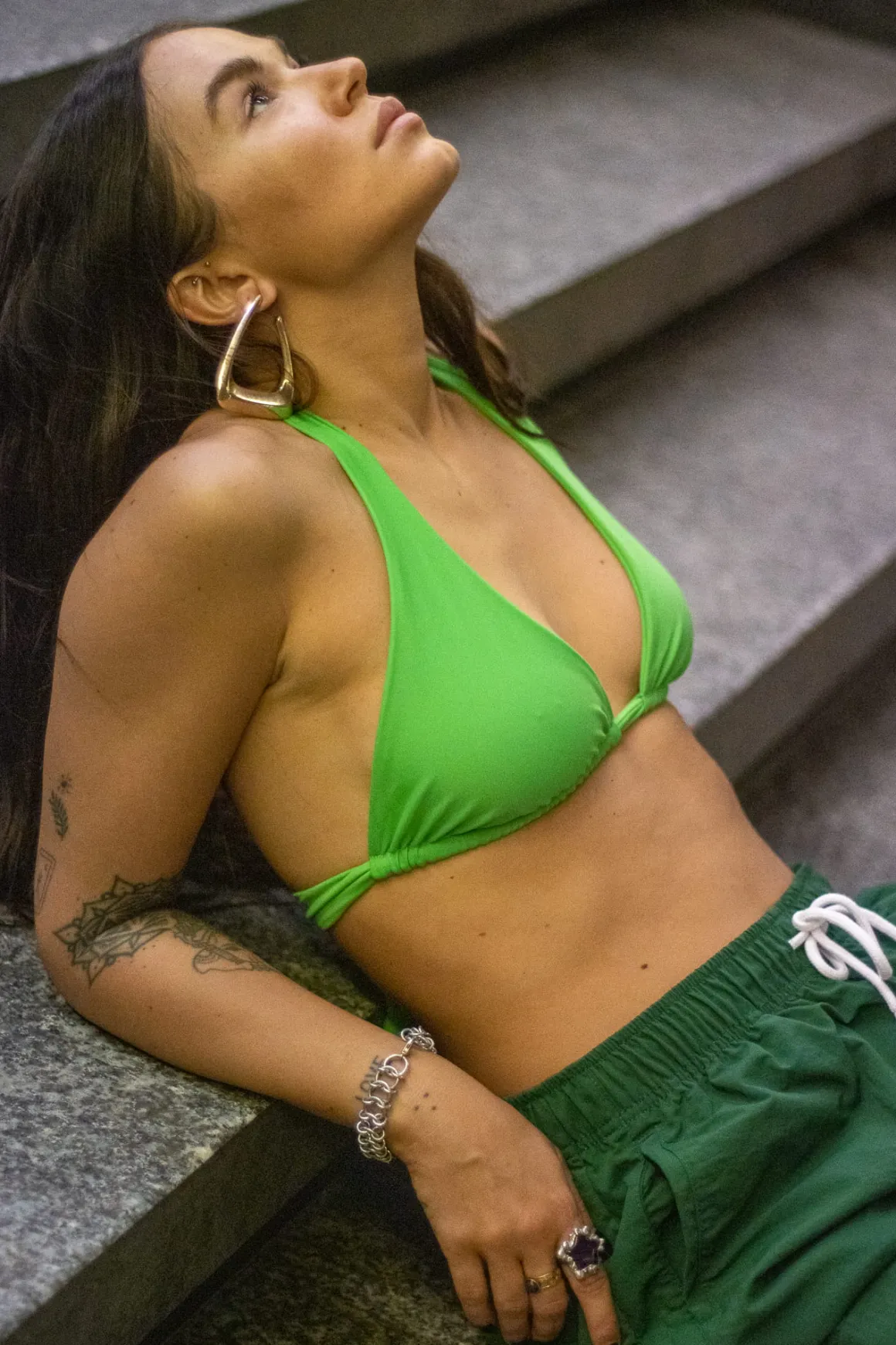 Tie Verde- góra trójkątna od bikini wiązana na szyi zielony